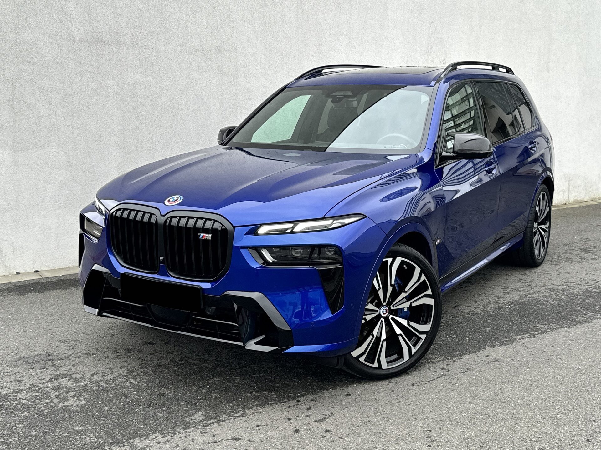 BMW X7 M60i xDrive | facelift | české předváděcí auto | skladem | V8 biturbo 530 koní | modrá s černou kůží | maximální výbava | luxusní sportovní velké SUV | ihned k předání | více info a nákup online | AUTOiBUY.com